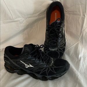 Mizuno Men's Black and Silver Athletic Shoes